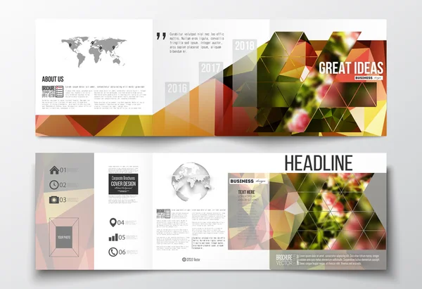 Vectorset van Tri-Fold brochures, vierkante ontwerpsjablonen. Kleurrijke veelhoekige florale achtergrond, wazig beeld, roze bloemen op groene, moderne driehoekige textuur — Stockvector