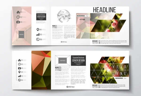 Set van Tri-Fold brochures, vierkante ontwerpsjablonen. Kleurrijke veelhoekige florale achtergrond, wazig beeld, roze bloemen op groene, moderne driehoekige textuur — Stockvector