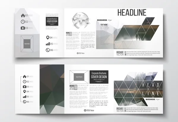 Vektor uppsättning Tri-fold broschyrer, kvadratiska mallar design. Färgglada månghörnigt bakgrund, suddig natur bakgrund, modern snygg triangel konsistens. — Stock vektor