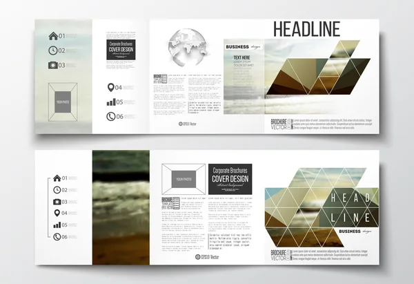 Set van Tri-Fold brochures, vierkante ontwerpsjablonen. Kleurrijke veelhoekige achtergrond, onscherpe achtergrond, zee landschap, moderne stijlvolle driehoek vector textuur — Stockvector
