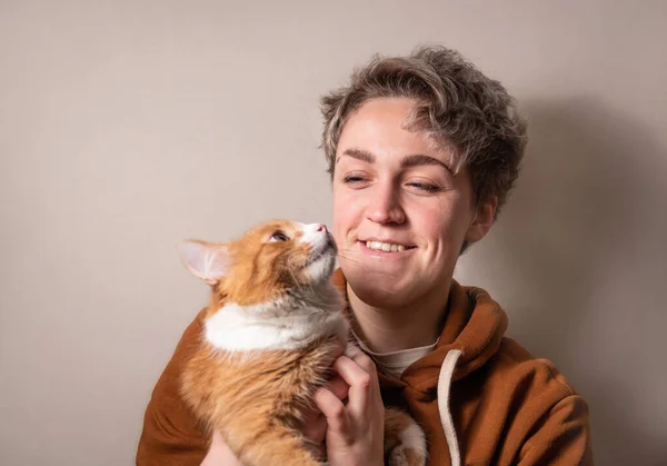 Jonge Vrouw Gekleed Een Genderneutrale Stijl Vrouw Met Een Gember Rechtenvrije Stockfoto's