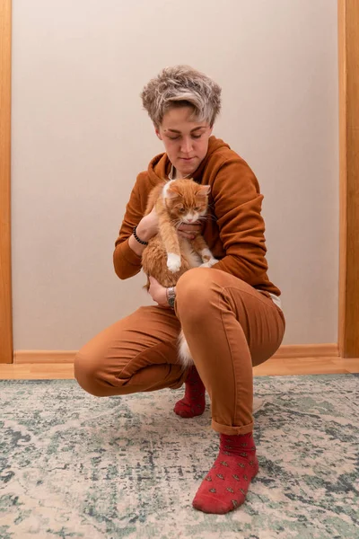 Jonge Vrouw Gekleed Een Genderneutrale Stijl Oranje Kleding Vrouw Met Rechtenvrije Stockfoto's