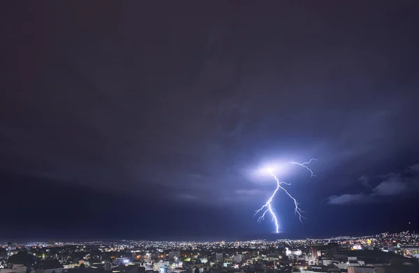Tempestade Elétrica Sobre Cidade — Fotografia de Stock