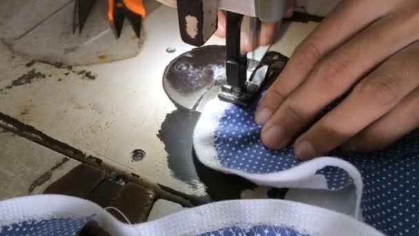 Naaimachine naaien op textiel — Stockvideo