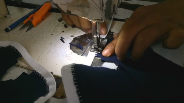 Šicí stroj švy na textil — Stock video