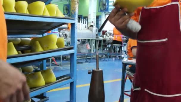 Fabrication de chaussures — Video