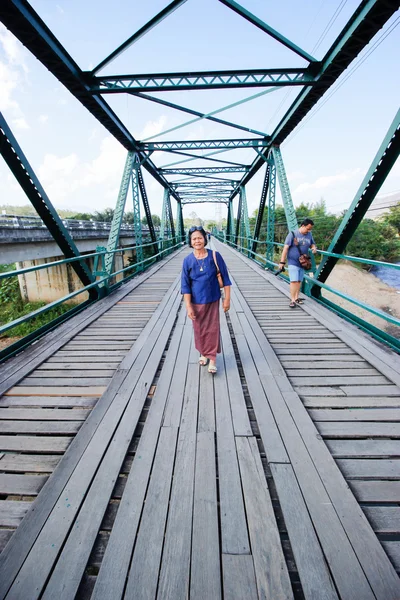 桥中排 2015 年 12 月 16 日:"石牌市纪念大桥"颂、 泰国 — 图库照片