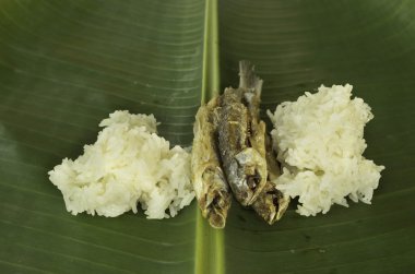 Kızarmış balık ve yapışkan pirinç