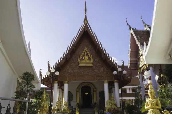 Thajsko chrám a sochy — Stock fotografie