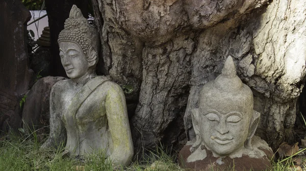 Thajsko chrám a sochy — Stock fotografie