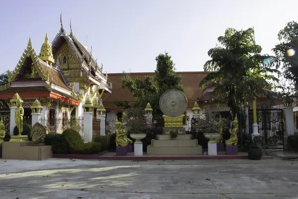 Thailändischer Tempel und Statuen — Stockfoto