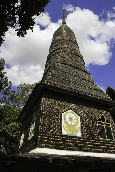 Tempel Thailand gemaakt van lege flessen — Stockfoto