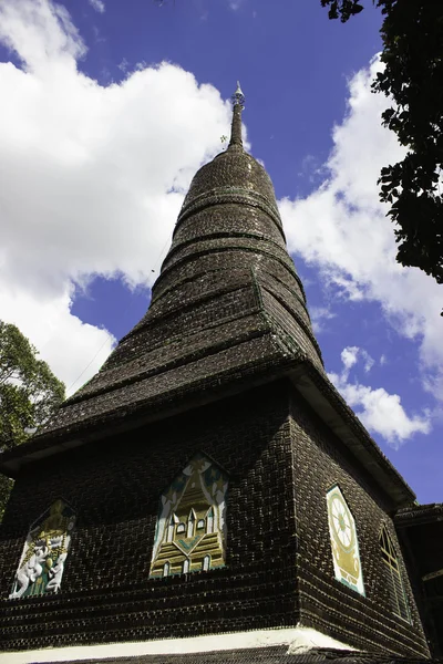 Tempel Thailand gemaakt van lege flessen — Stockfoto