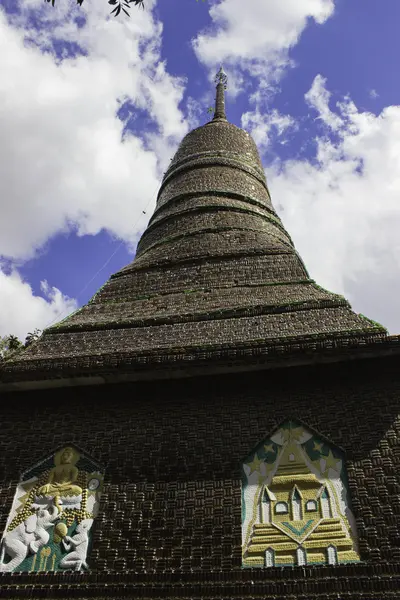 Tempel Thailand machte leere Flaschen — Stockfoto