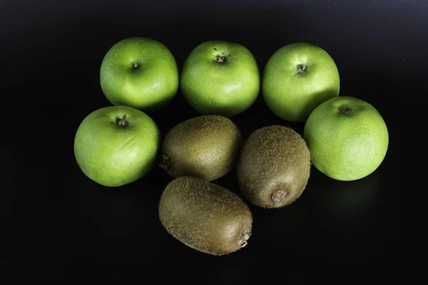 Manzana verde y kiwi . — Foto de Stock