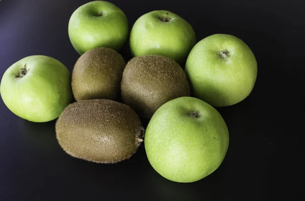 Manzana verde y kiwi . — Foto de Stock