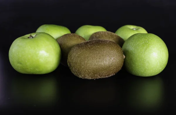 Manzana verde y kiwi . — Foto de Stock