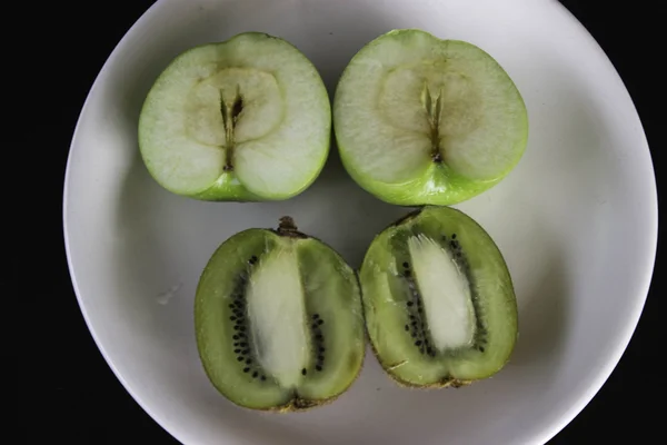 Зеленое яблоко и киви . — стоковое фото