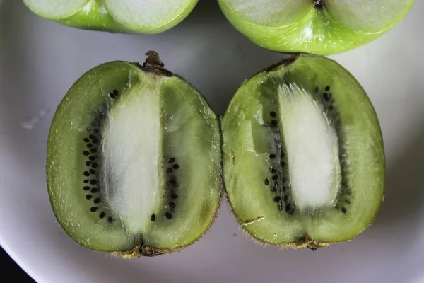 Grönt äpple och kiwi. — Stockfoto