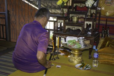 Dini törenler ve yücesine Tayland Isaan bir keşiş koordinasyon