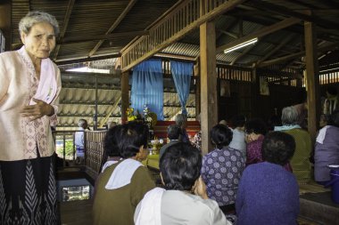 Dini törenler ve yücesine Tayland Isaan bir keşiş koordinasyon