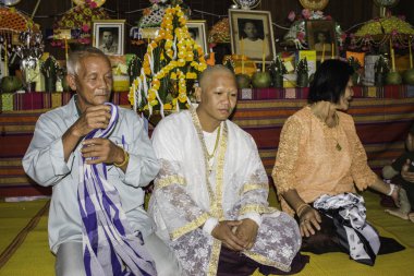 Dini törenler ve yücesine Tayland Isaan bir keşiş koordinasyon