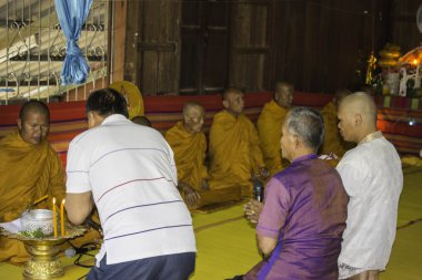 Dini törenler ve yücesine Tayland Isaan bir keşiş koordinasyon