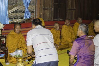 Dini törenler ve yücesine Tayland Isaan bir keşiş koordinasyon