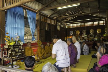 Dini törenler ve yücesine Tayland Isaan bir keşiş koordinasyon