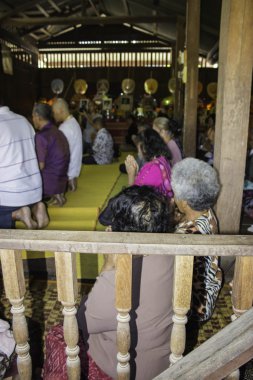 Dini törenler ve yücesine Tayland Isaan bir keşiş koordinasyon