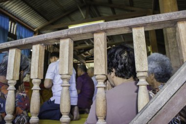 Dini törenler ve yücesine Tayland Isaan bir keşiş koordinasyon