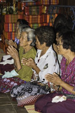 Dini törenler ve yücesine Tayland Isaan bir keşiş koordinasyon