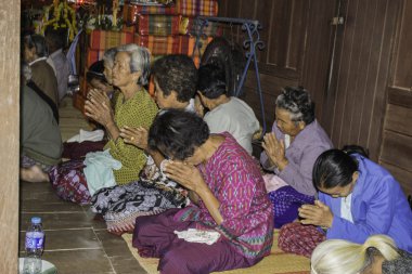 Dini törenler ve yücesine Tayland Isaan bir keşiş koordinasyon