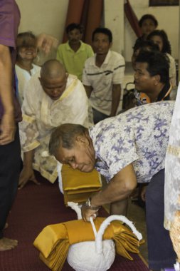 Dini törenler ve yücesine Tayland Isaan bir keşiş koordinasyon