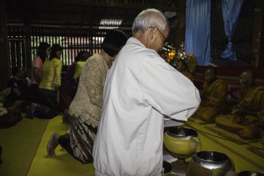 Dini törenler ve yücesine Tayland Isaan bir keşiş koordinasyon