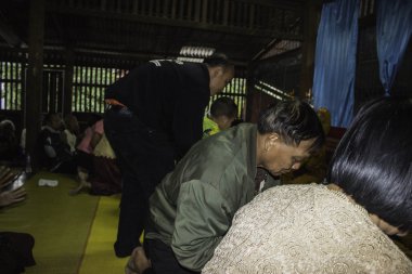 Dini törenler ve yücesine Tayland Isaan bir keşiş koordinasyon