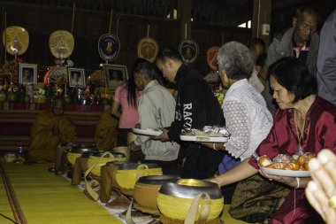 Dini törenler ve yücesine Tayland Isaan bir keşiş koordinasyon