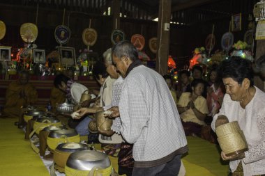 Dini törenler ve yücesine Tayland Isaan bir keşiş koordinasyon