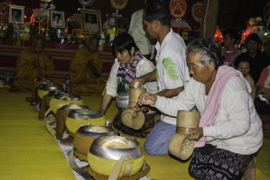 Dini törenler ve yücesine Tayland Isaan bir keşiş koordinasyon