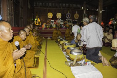 Dini törenler ve yücesine Tayland Isaan bir keşiş koordinasyon