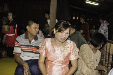 Dini törenler ve yücesine Tayland Isaan bir keşiş koordinasyon