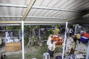 Dini törenler ve yücesine Tayland Isaan bir keşiş koordinasyon