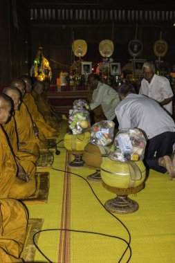 Dini törenler ve yücesine Tayland Isaan bir keşiş koordinasyon