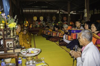 Dini törenler ve yücesine Tayland Isaan bir keşiş koordinasyon