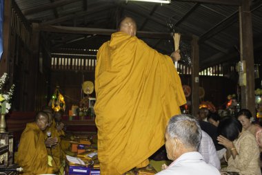 Dini törenler ve yücesine Tayland Isaan bir keşiş koordinasyon