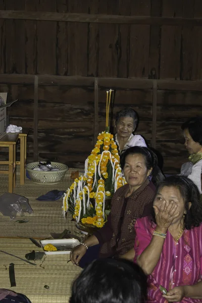 Religiösa ceremonier och samordning av män till en munk i Thailand Isaan — Stockfoto