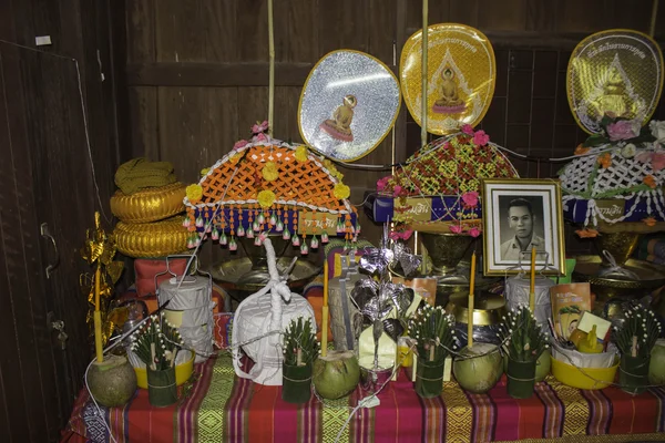 Ceremonias religiosas y ordenación de los hombres a un monje de Tailandia Isaan —  Fotos de Stock