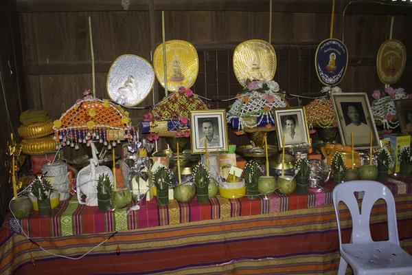 Cerimônias religiosas e ordenação de homens a um monge da Tailândia Isaan — Fotografia de Stock