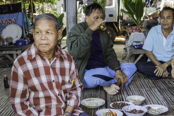 Upacara keagamaan dan pentahbisan laki-laki untuk seorang biarawan Thailand Isaan — Stok Foto