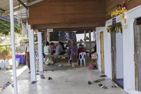 Religieuze ceremonies en wijding van mannen aan een monnik van Thailand Isaan — Stockfoto